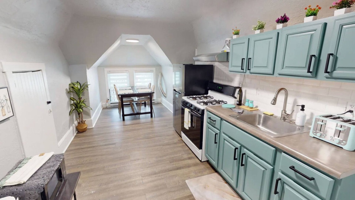 Irvington House | Cozy Traveling Professional's Retreat 15 min to EWR, Near NYC