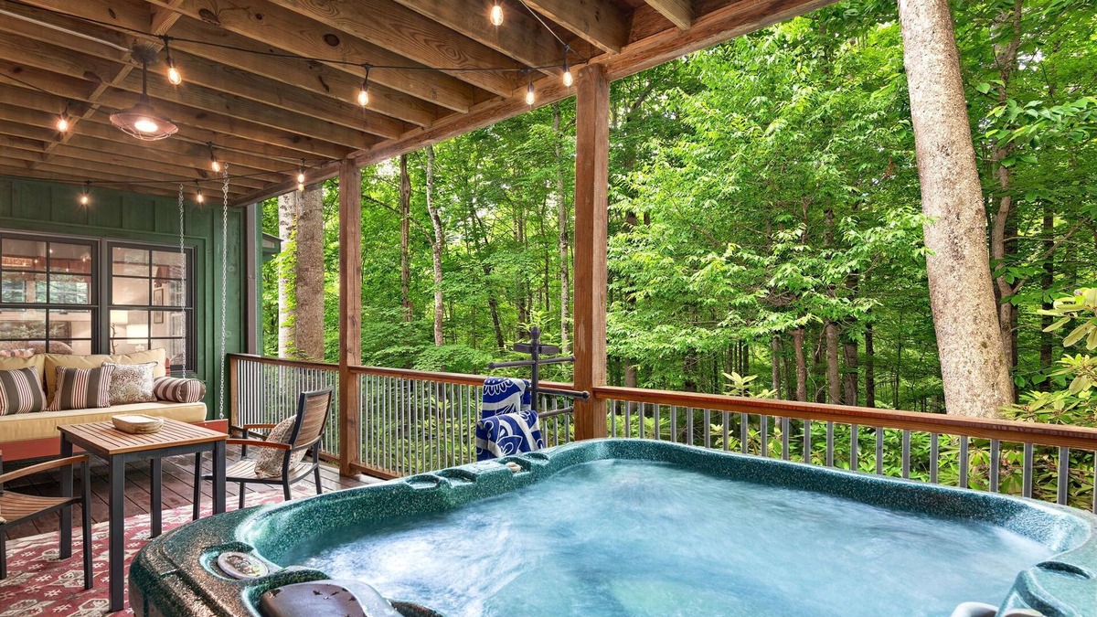 Maggie Valley Cabin | Cozy Treehouse-view Cabin in the Heart of Maggie Valley, close dining & shopping