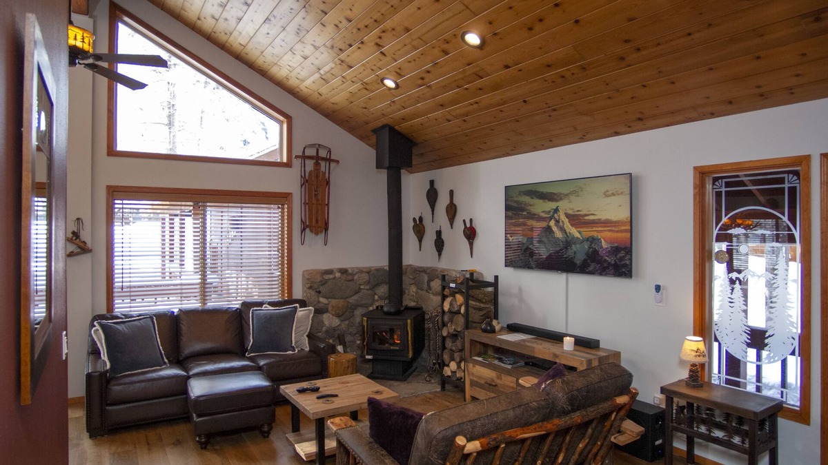Truckee Cabin | Cozy Truckee cabin in Tahoe Donner with modern luxuries and e-vehicle charging
