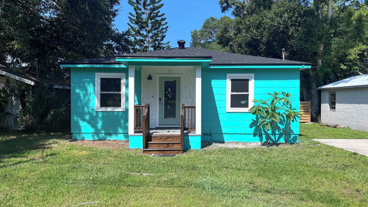 Largo House | Cozy Turquoise Cottage – 2-Bedroom Gem in the Heart of Pinellas County!