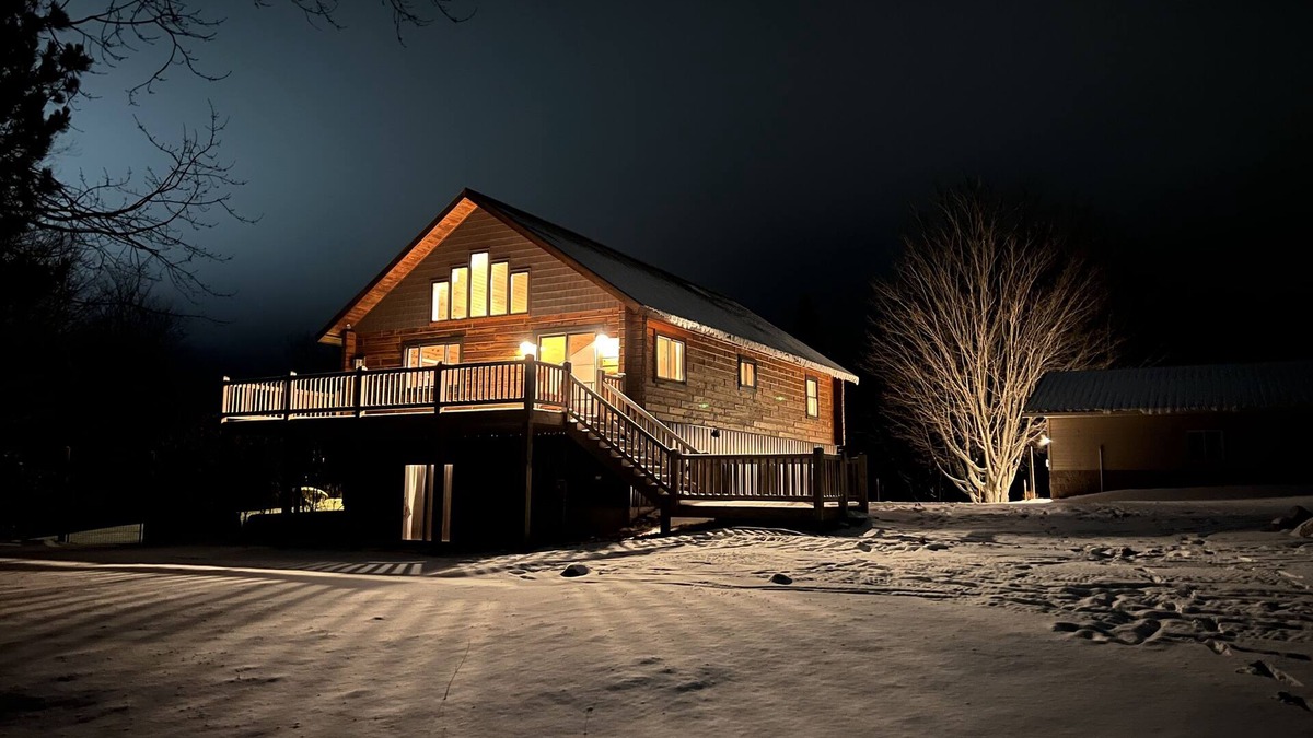 Munising Cabin | Cozy U.P. North Log Cabin: Off Trail 419, Mins to Pictured Rocks!