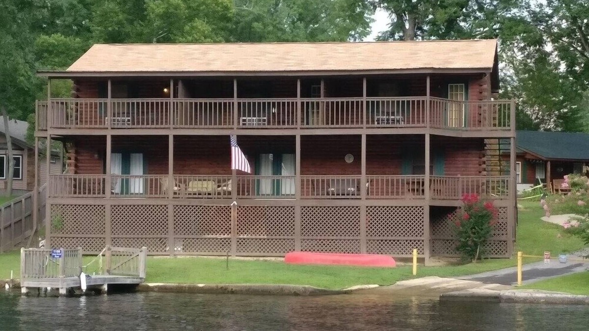Mountain Pine House | COZY UNIT #1 WATERFRONT LOG CABIN