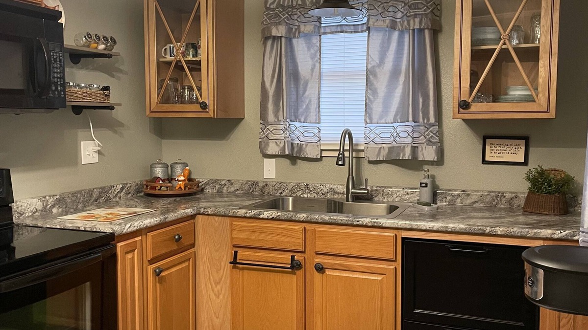 Cunningham House | Cozy up at Foxtrot Inn! nImmaculate! Outdoor Grain Bin BBQ area! Dog friendly!