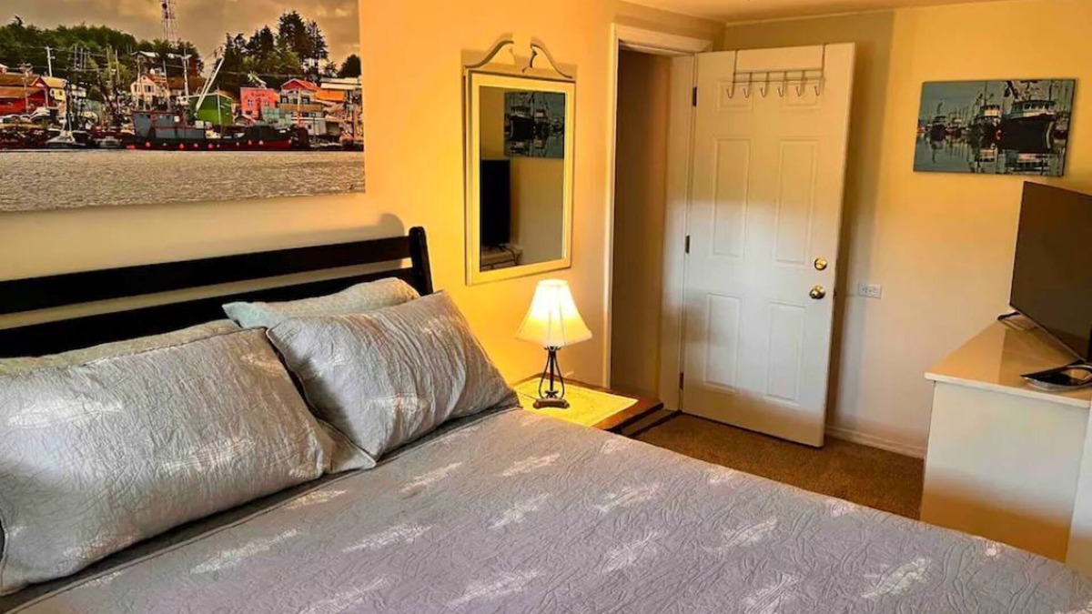 Ketchikan Apartment | Cozy up near downtown at the Wildflower Inn at Deermount.