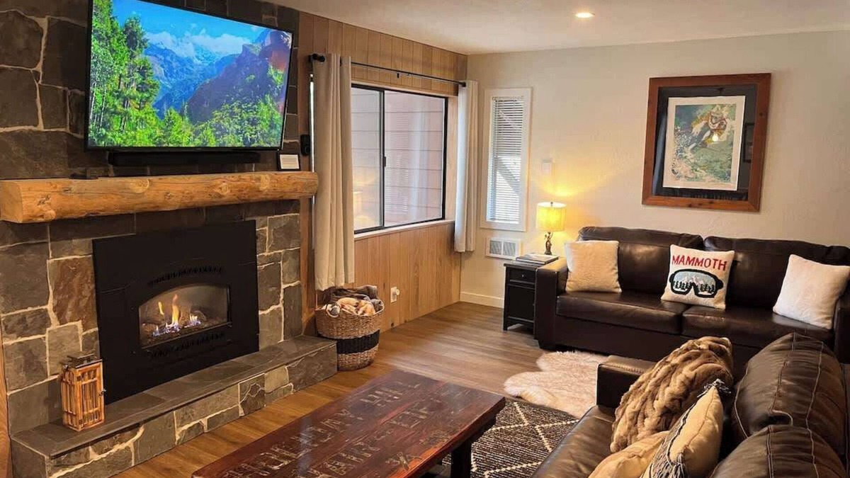 Mammoth Lakes Condo | Cozy Upgraded Condo Close to Canyon 1 M to Village