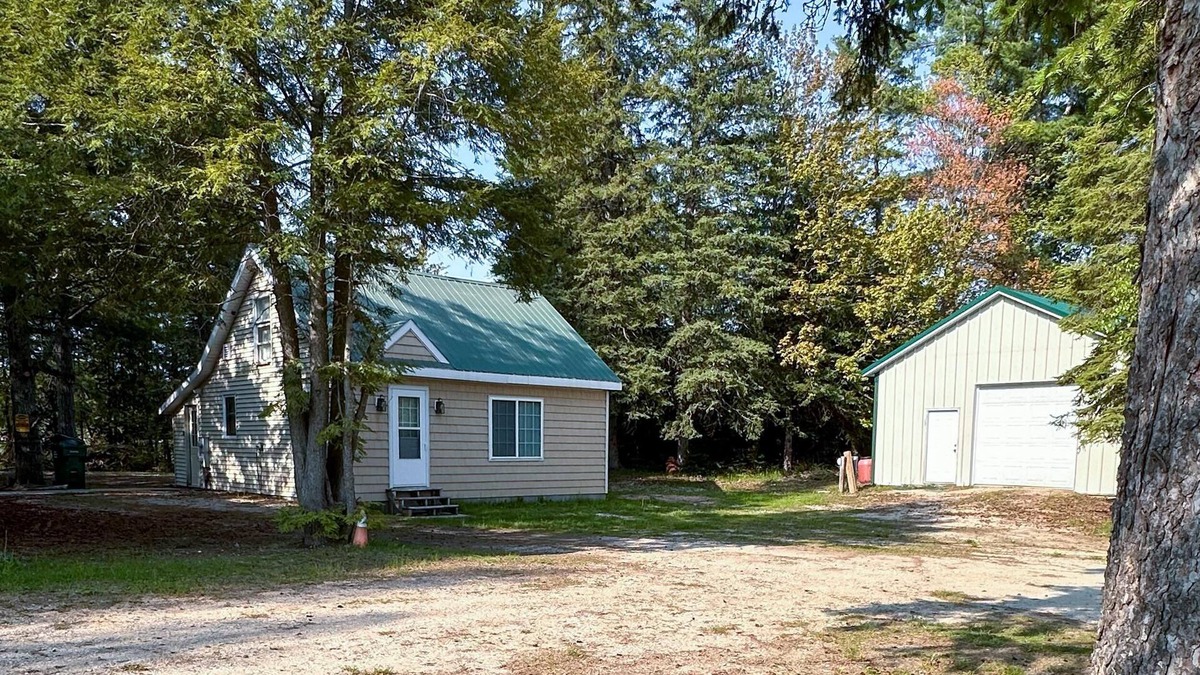 Seney Cabin | Cozy Upper Peninsula Michigan cabin for 6 near Snowmobile Trail 43 and Fox River