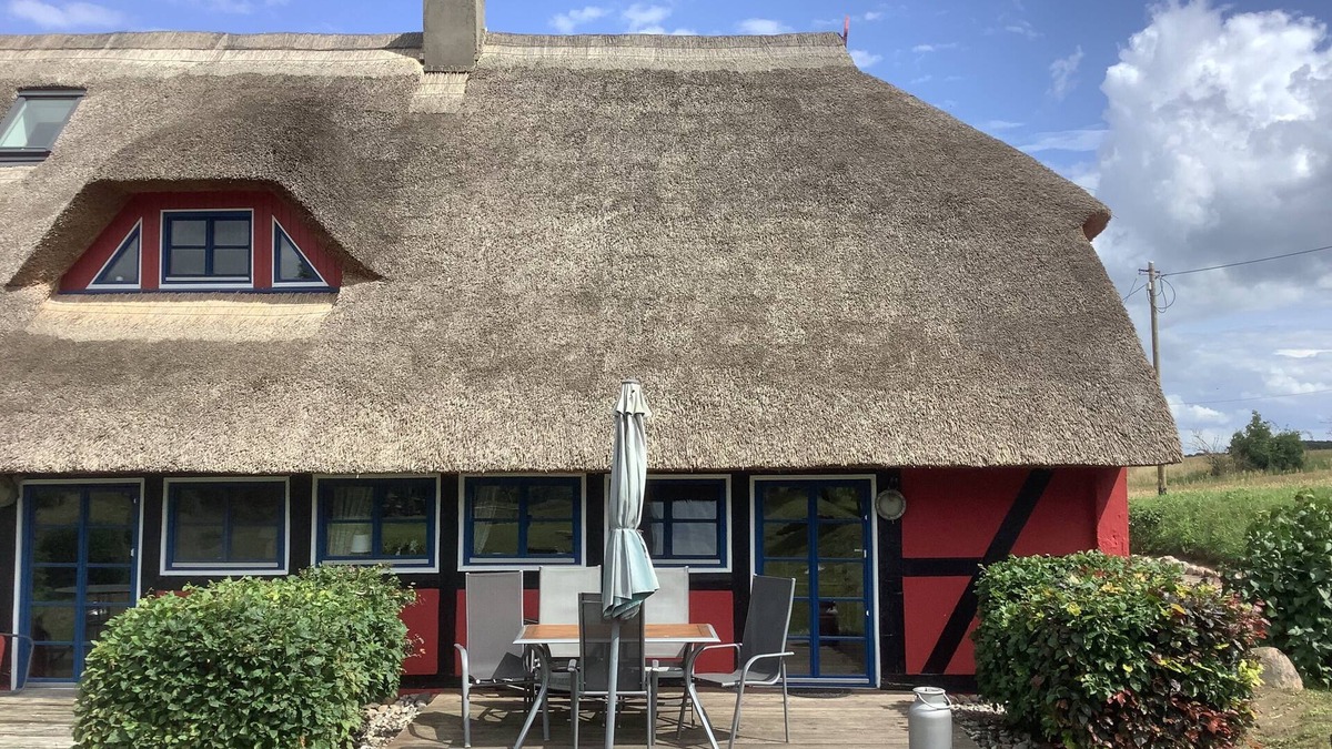 Zarnitz Apartment | Cozy vacation apartment with thatched roof on the Achterwasser