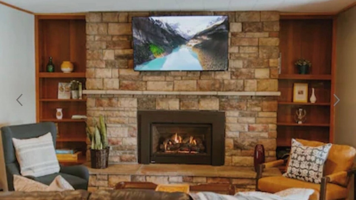 Webster Cabin | Cozy Vacation Cottage on the Lake with Hot Tub!