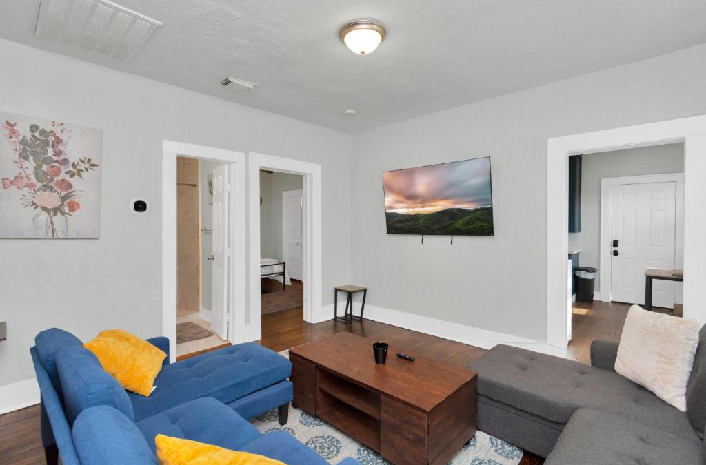 Dickinson House | Cozy Vacation Home with Free Parking & Laptop Desk by Kemah, NASA, Galveston Bay