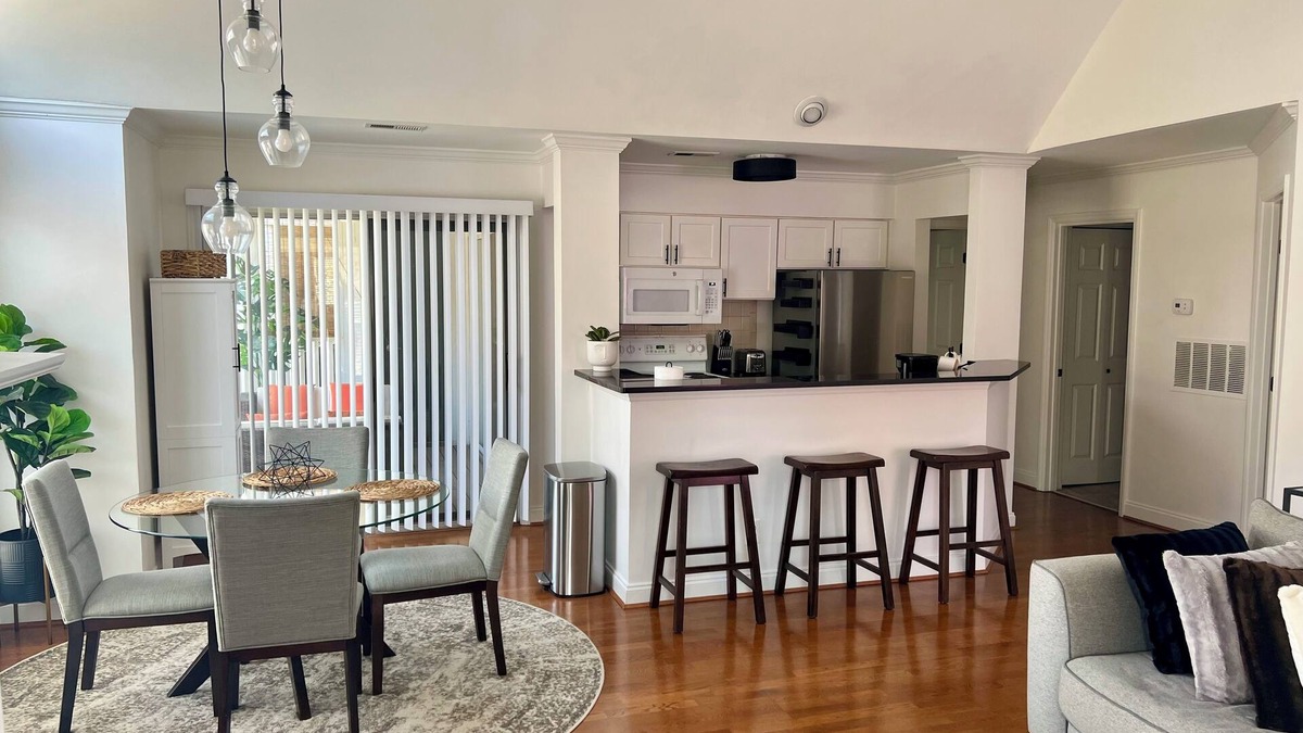 Charlotte Condo | Cozy~ Vaulted Ceilings~ Midtown~ Elizabeth Condo