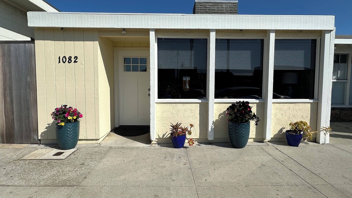 Pierpont Bay House | Cozy Ventura Beach Cottage. 1 Bedroom, sleeps 4, Wifi, Jacuzzi, steps from sand.