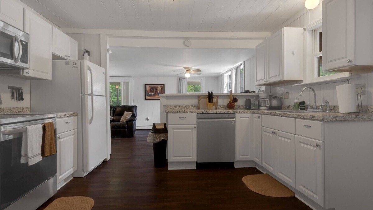 Bennington House | Cozy Vermont Lodge |Hot Tub|Stream | Private | Wifi | SatTV, Beautiful Waterfront Vermont Retreat