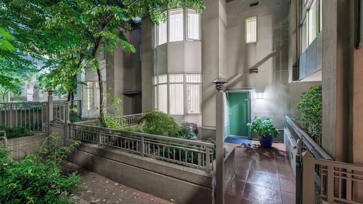 Coal Harbour House | Cozy vibrant energy apartment located downtown Vancouver by Coal Harbor