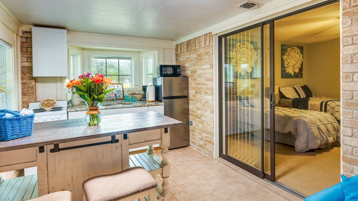 Victoria Apartment | Cozy Victoria Vacation Rental - 1 Mi to Town!