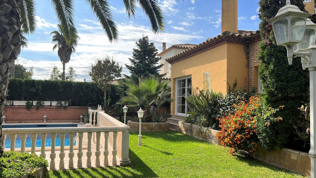 Sant Pere Pescador House | Cozy Villa with Pool, Garden, BBQ, A/C & WiFi Near Beach - Pet Friendly