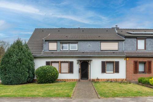 Eller Apartment | Cozy villa with garden, balcony and parking area in Düsseldorf