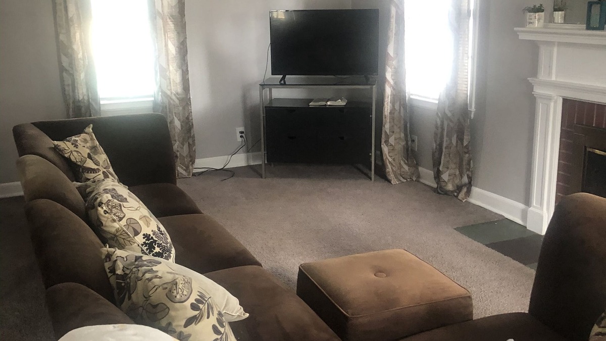 Detroit House | COZY WARM 82 Year old Colonel Home with private rooms