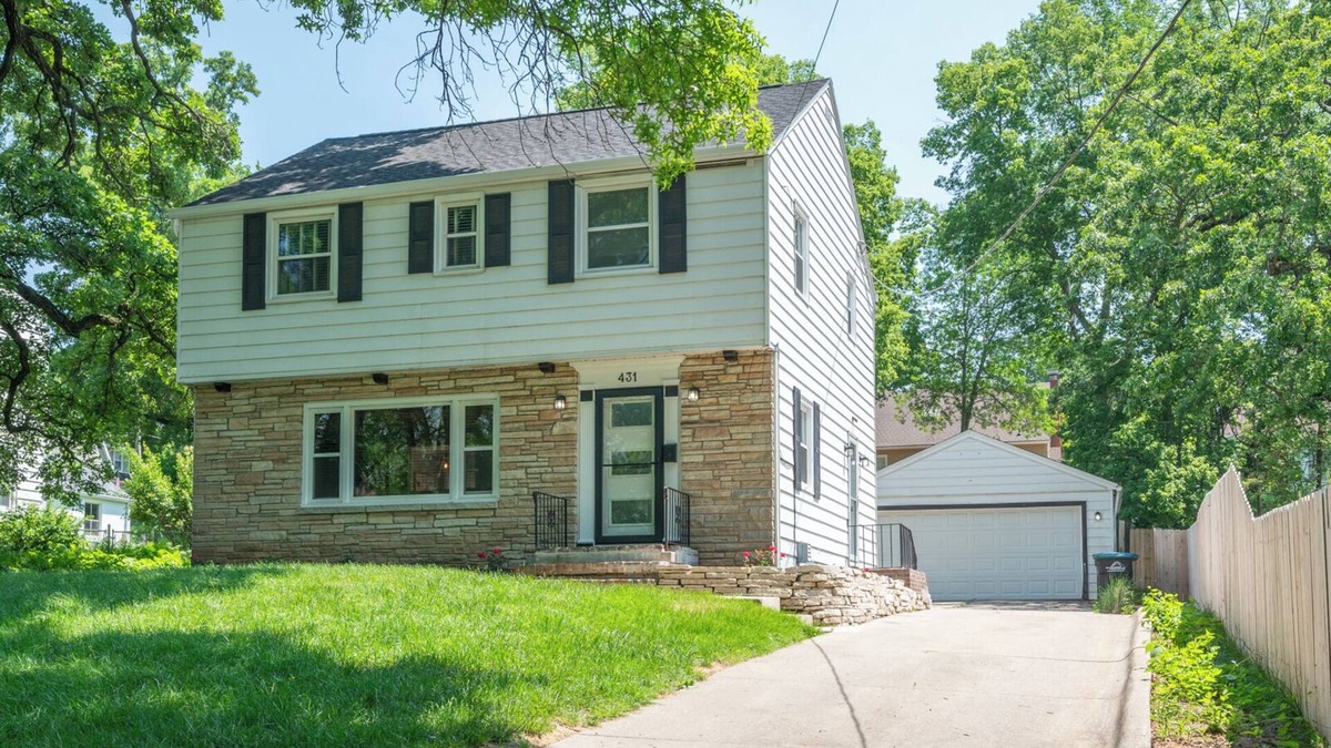 Des Moines House | Cozy Waterbury VRBO next to Willow on Grand Events Center and Val Air Ballroom