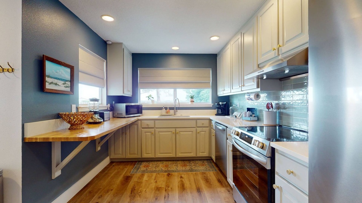 Fort Walton Beach House | Cozy waterfront cottage, pet friendly w deck and shared dock