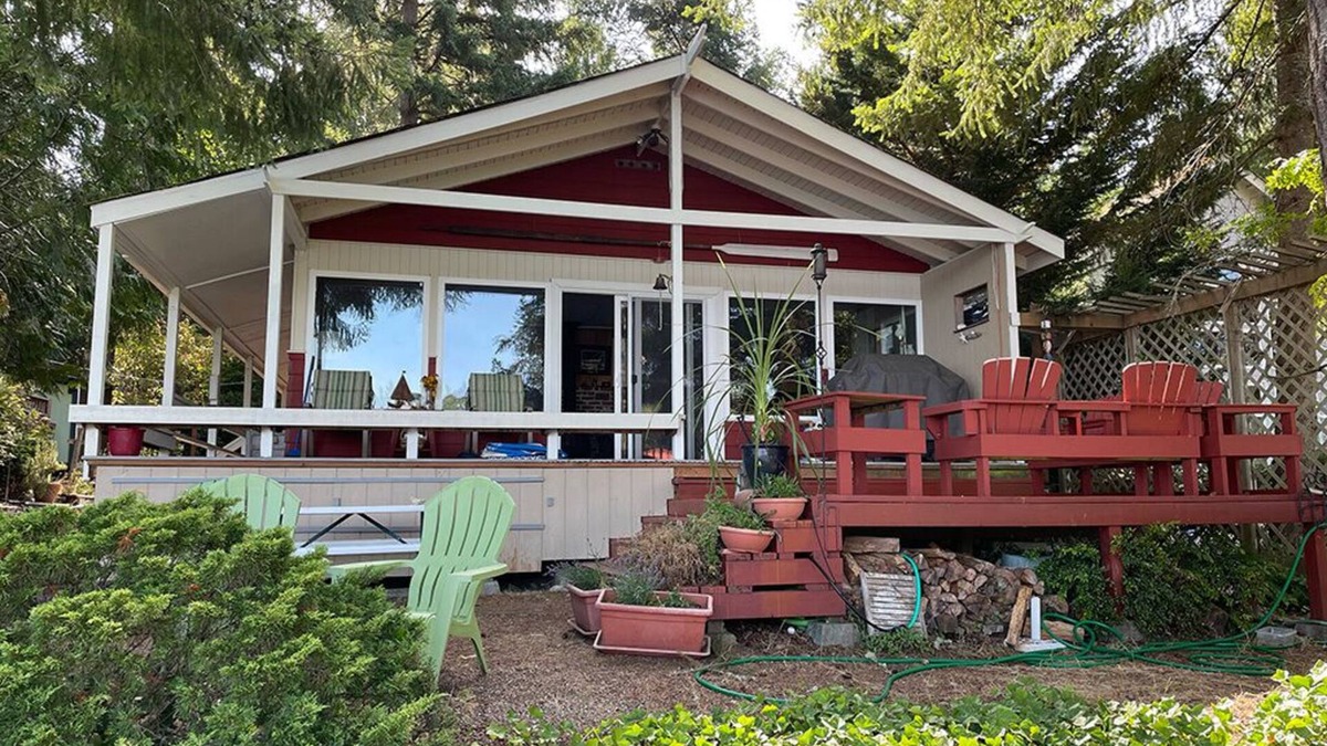 Longbranch Cabin | Cozy waterfront cabin on Puget Sound. Relax in a serene setting at Bryan's Inn.