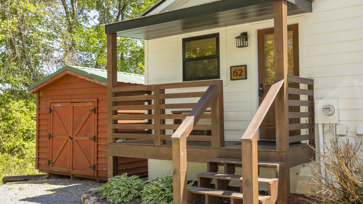 Hiawassee Cabin | Cozy Waterfront Chalet with Great Dock