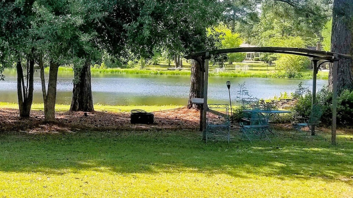 Valdosta House | COZY WATERFRONT COTTAGE WITH BEAUTIFUL VIEWS-PET-FRIENDLY