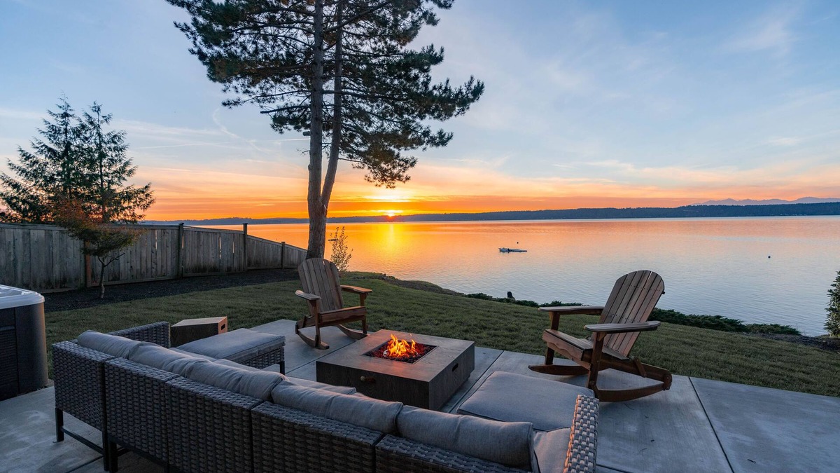 Gig Harbor House | Cozy Waterfront Escape with Hot Tub, Propane Firepit, Kayaks and Beach Access