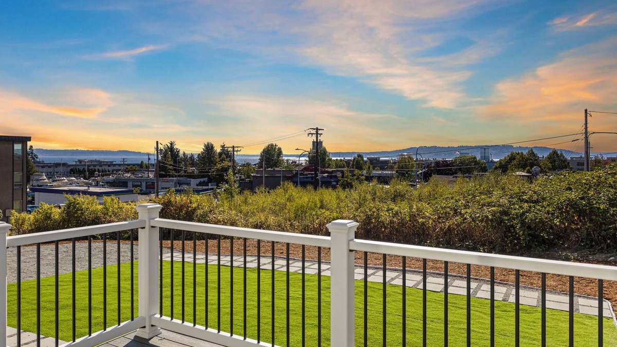 Des Moines House | Cozy Waterfront Stay – 2BR Just Minutes from Local Eats & Marina Life
