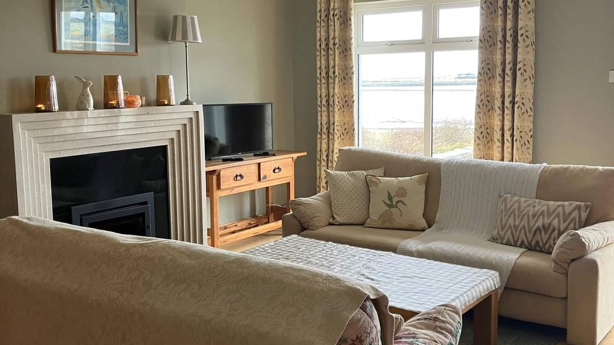 Ballyvaughan House | Cozy Waterside Retreat Ballyvaughan 3