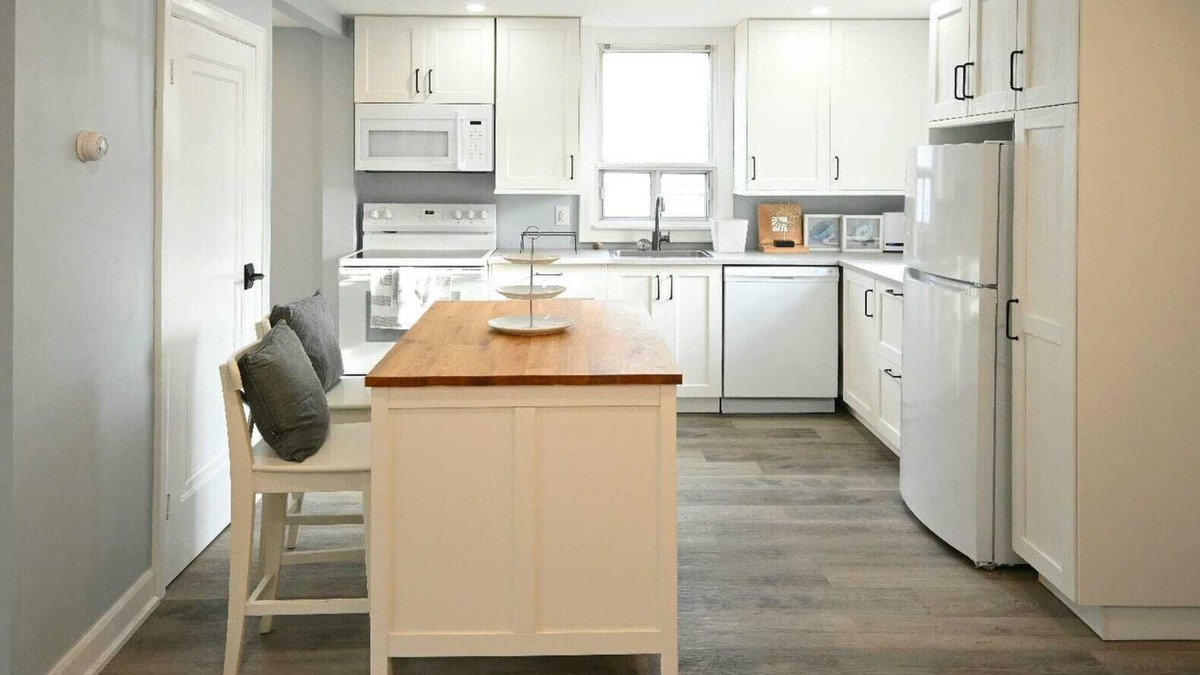 York Regional Municipality House | Cozy weekend gateway with river creek backyard.