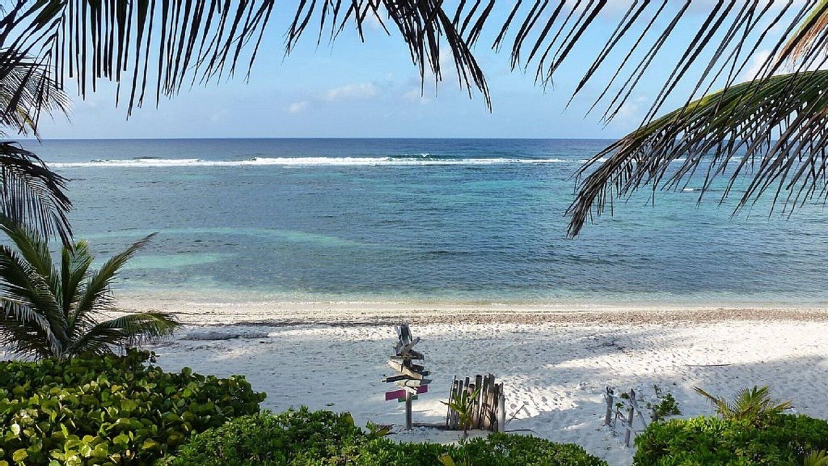 North Side Villa | Cozy White Sand Ocean Front. Snorklers paradise! Quiet and Natural Location.