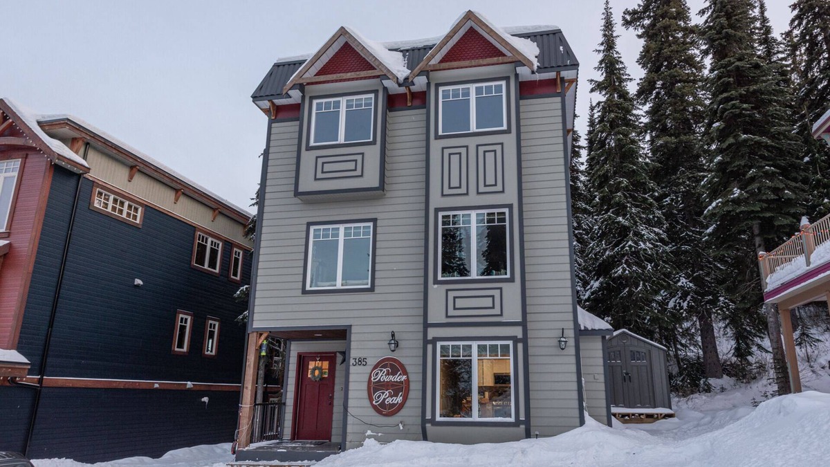 Silver Star Mountain House | Cozy whole house on the Knoll - Private hot tub, BBQ and pet friendly too!