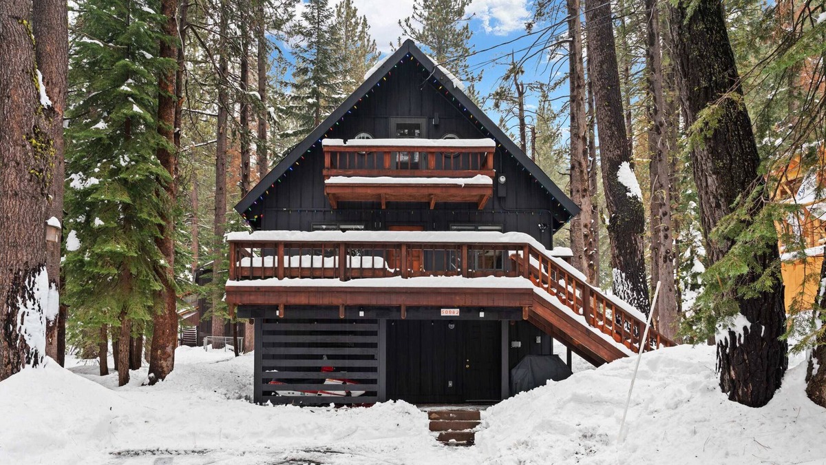 Pla-Vada Woodlands Cabin | Cozy Winter Chalet with Game Room & Fireplace