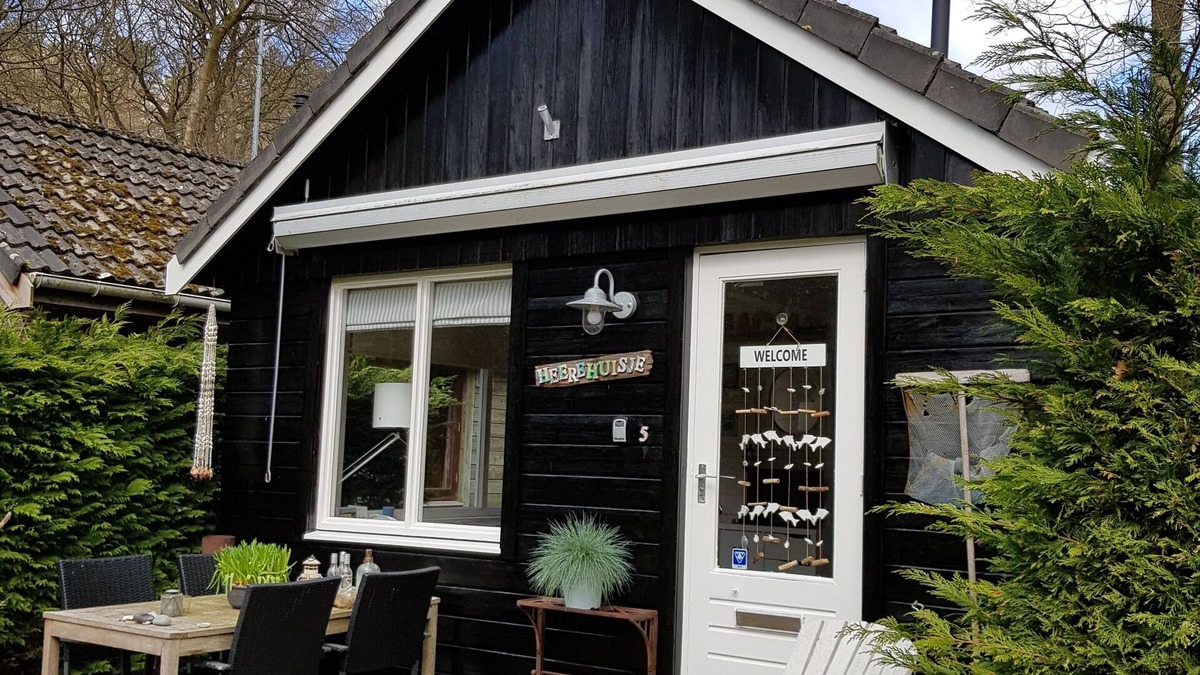 Schoorl House | Cozy wooden cottage in prime location, right on the dunes in the center of Schoorl!