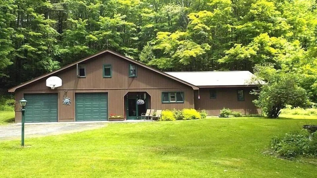 Oneonta House | Cozy Woodland 4 Bedroom
