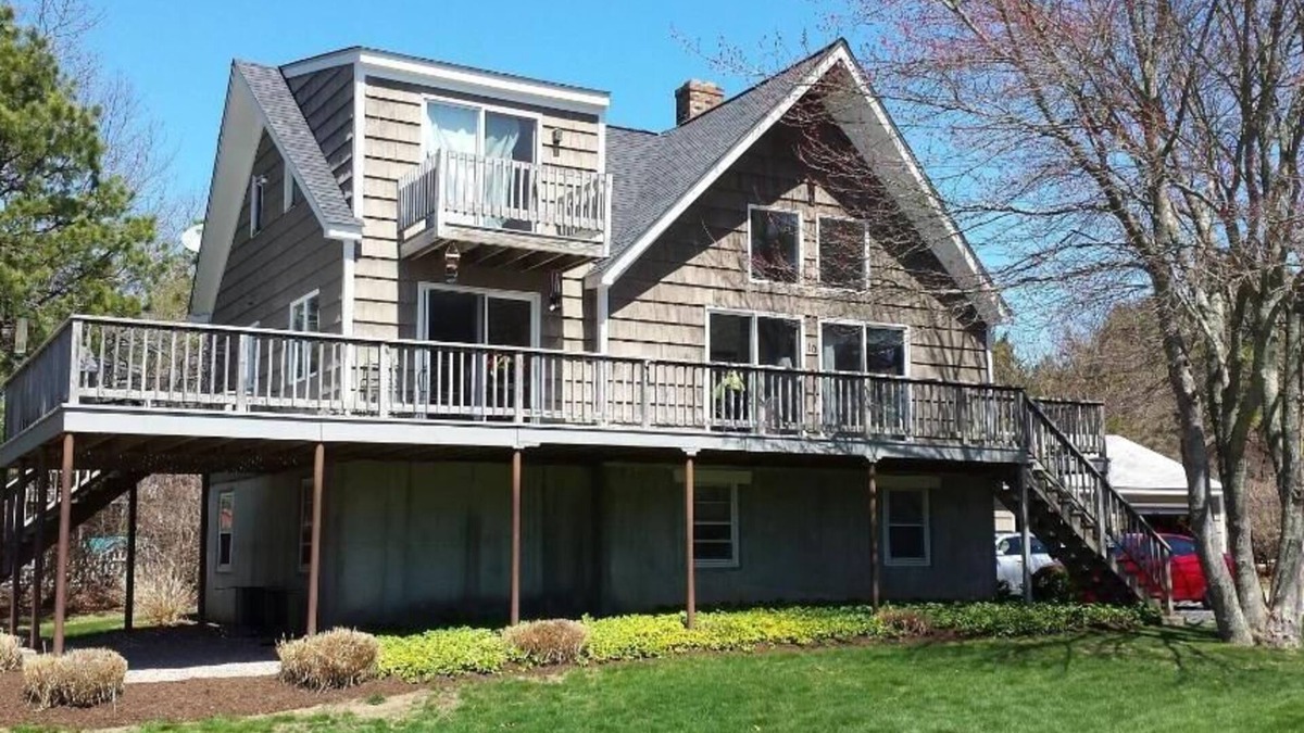 Charlestown House | Cozy yet spacious beach home - minutes from Charlestown beaches, BeachPass incl.