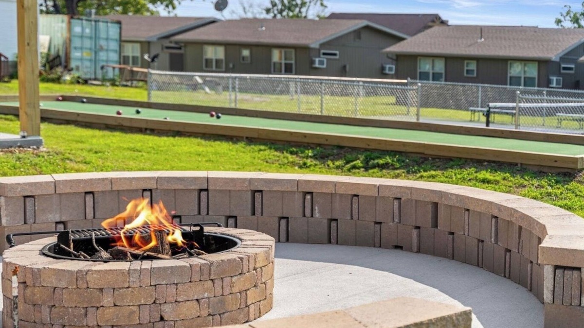 Lampe Cabin | Cozy zero-step cabin by lake. Pvt. Hot tub. Pool. Fire pit. Pickleball. Kayaks