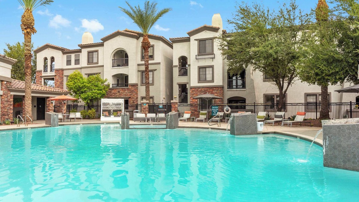 Glendale Sports and Entertainment District Apartment | CozySuites Glendale by the stadium with pool! 28