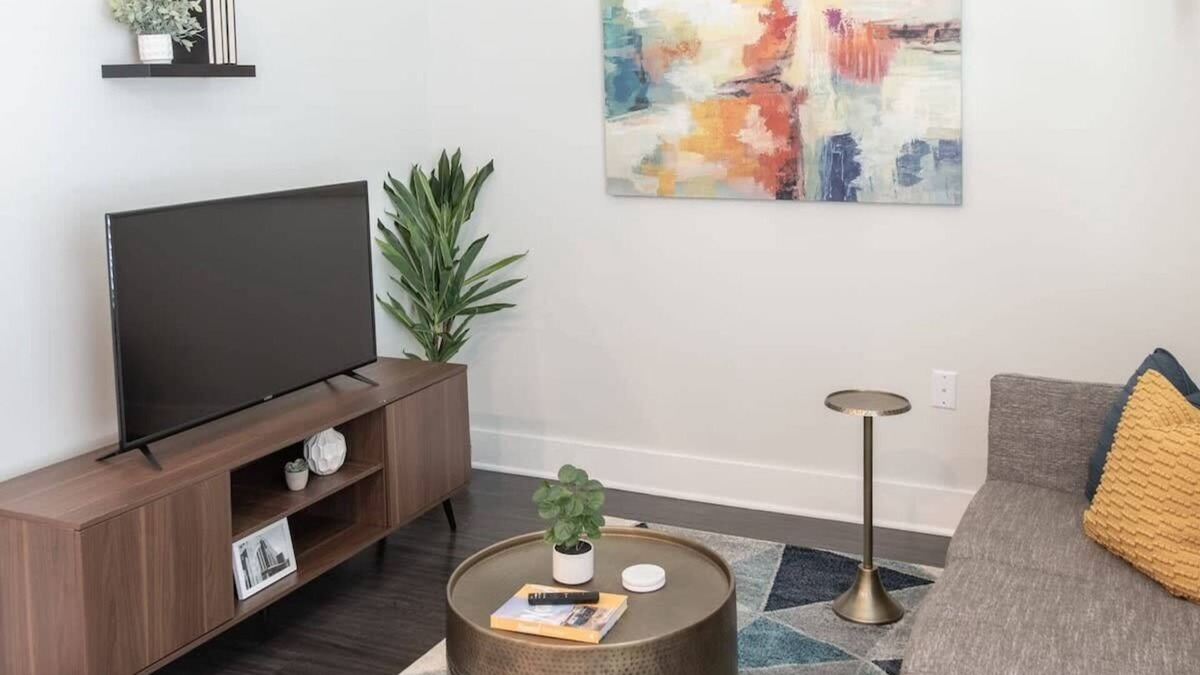Central Business District Apartment | Cozysuites l Gorgeous 1BR in Downtown Cincinnati