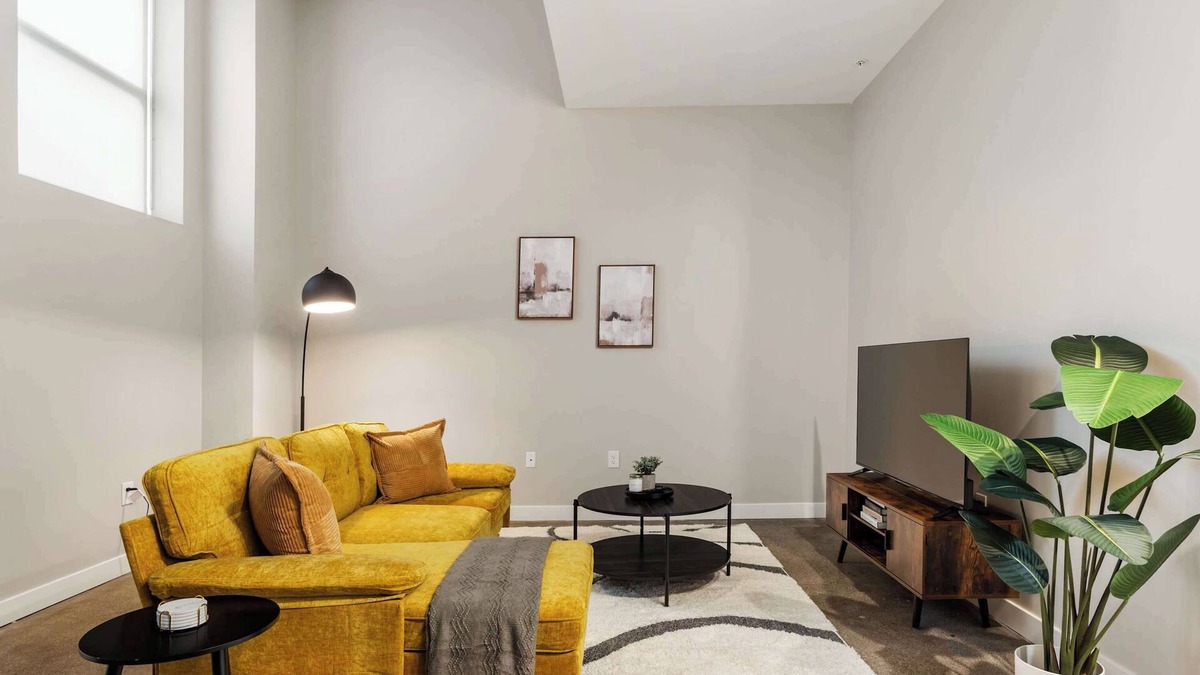 Downtown Cincinnati Apartment | CozySuites Modern 1BR | OTR District #04