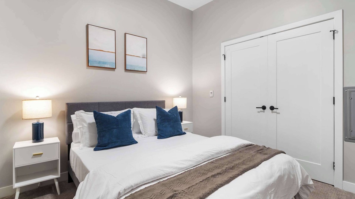 Downtown Cincinnati Apartment | CozySuites Modern 1BR | OTR District #05