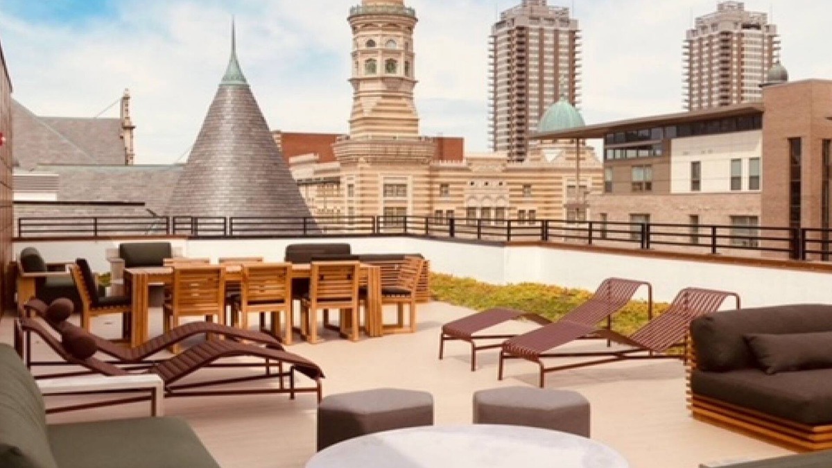 Lockerbie Square Apartment | Cozysuites on Mass With Garage Parking 15