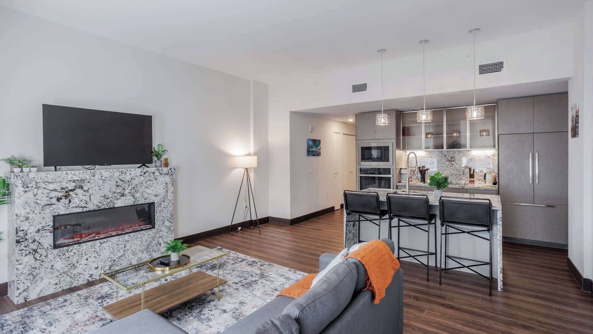 Downtown Cincinnati Apartment | CozySuites Sky Central #22