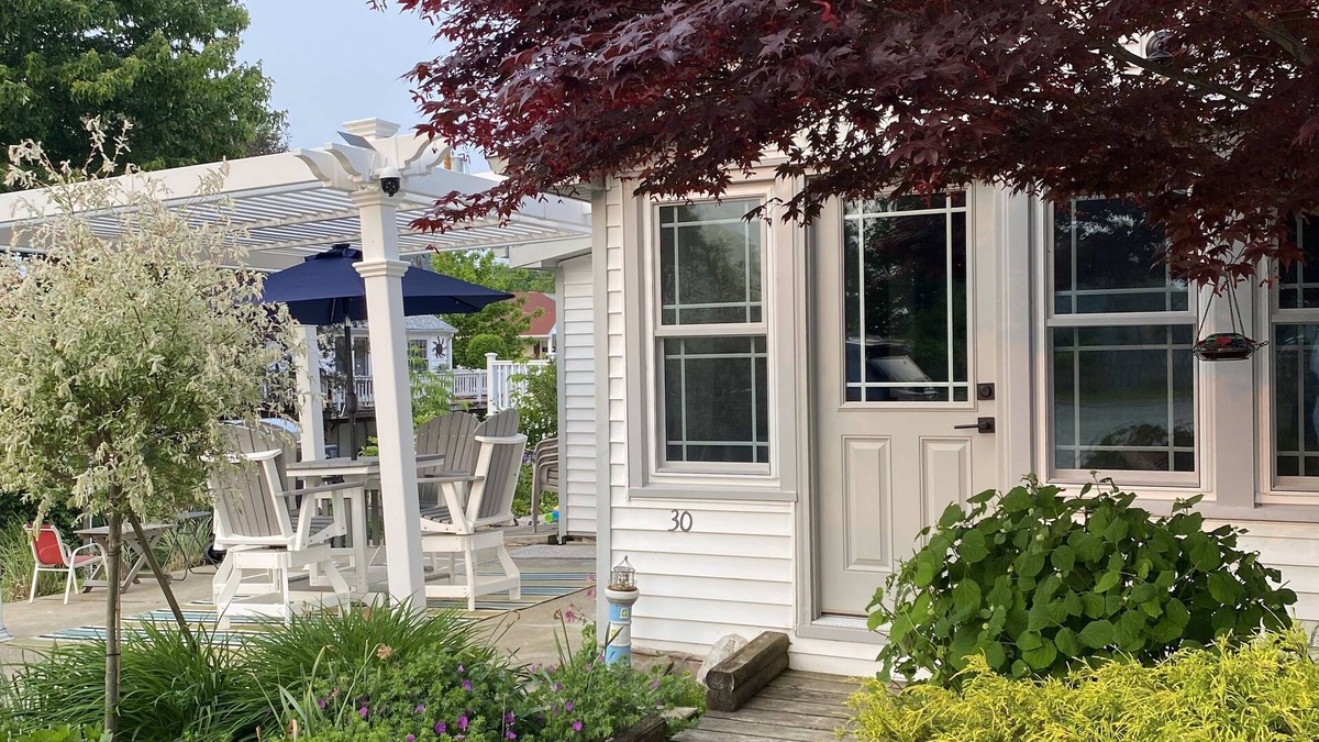 Ashtabula Cottage | CoZzzy Family Cottage on Lake Erie with Crib & Bunks!
