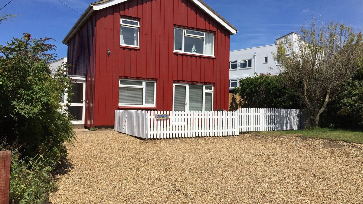 Sheringham House | Crab cottage: Detached house with sea views
