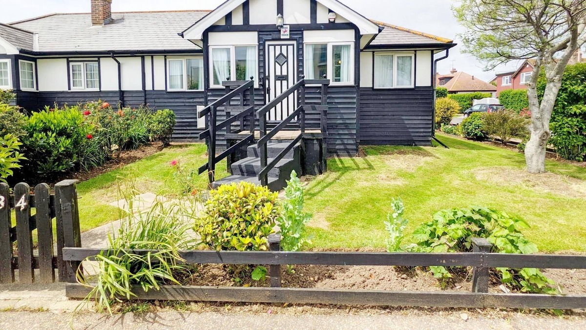 Rustington Cottage | Crab Shack, Rustington - sleeps 3 guests in 2 bedrooms
