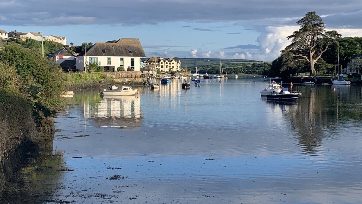 Kingsbridge Apartment | Crabshell Quay Kingsbridge Apartment with a balcony right on the river