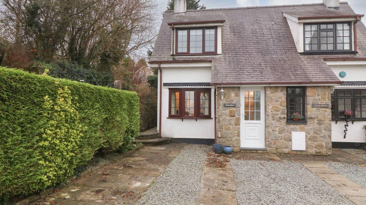 Tyn-y-Gongl Cottage | CRAIG MAWR, family friendly, character holiday cottage in Benllech
