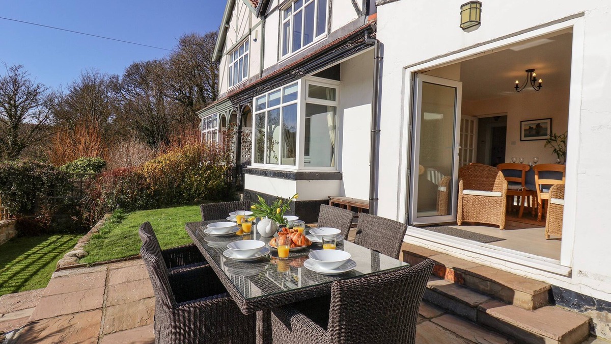 Sandsend House | CRAIGMORE, pet friendly, country holiday cottage in Sandsend