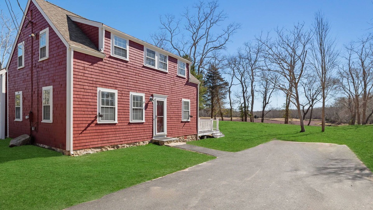 West Barnstable House | Cranberry Meadow Farm is a newly renovated Carriage House that sleeps 8.